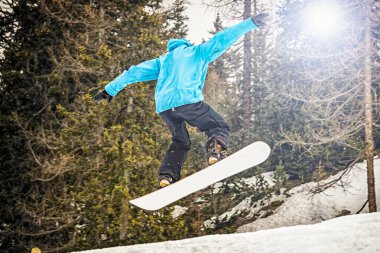 Yokuşta bir hilede snowboardcu