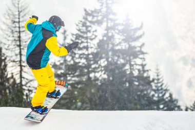 Yokuşta bir hilede snowboardcu