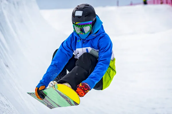 Snowboarder Durante Trucco Pendio — Foto Stock