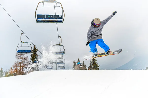 Snowboarder Bei Einem Trick Hang — Stockfoto