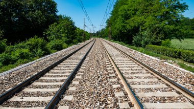 Aydınlık bir günde bir demiryoluna yakın çekim