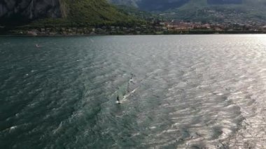 Como Gölü 'ndeki rüzgar sörfü sahnesi bir dron tarafından çekildi.
