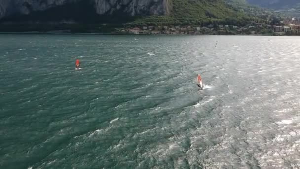 Windsurfing Σκηνή Στη Λίμνη Como Λαμβάνονται Από Ένα Drone — Αρχείο Βίντεο