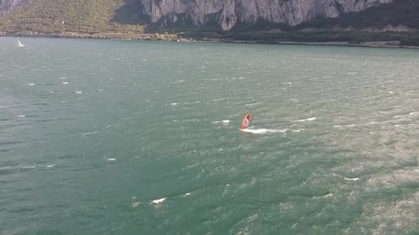 一架无人驾驶飞机在科莫湖上拍摄的风帆场景 — 图库视频影像
