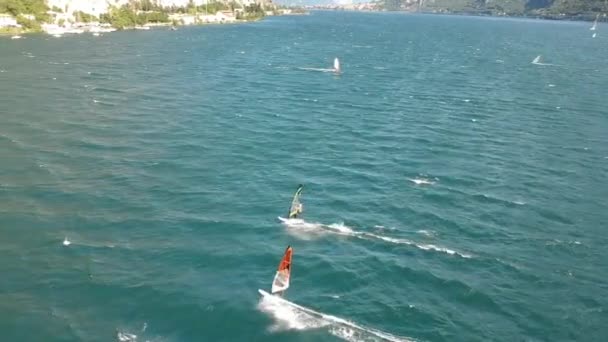 Scène de planche à voile sur le lac de Côme prise par un drone 