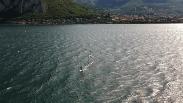 一架无人驾驶飞机在科莫湖上拍摄的风帆场景 — 图库视频影像