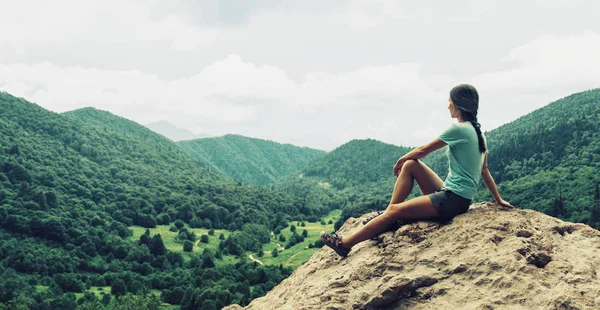 Chica descansando en las montañas — Foto de Stock