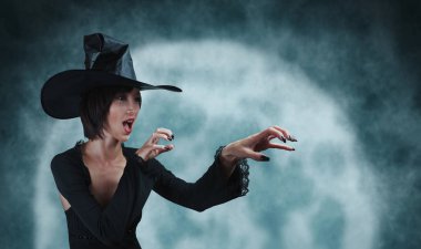 Genç cadı magic gerçekleştirir 