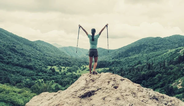 Viajero feliz con bastones de trekking — Foto de Stock