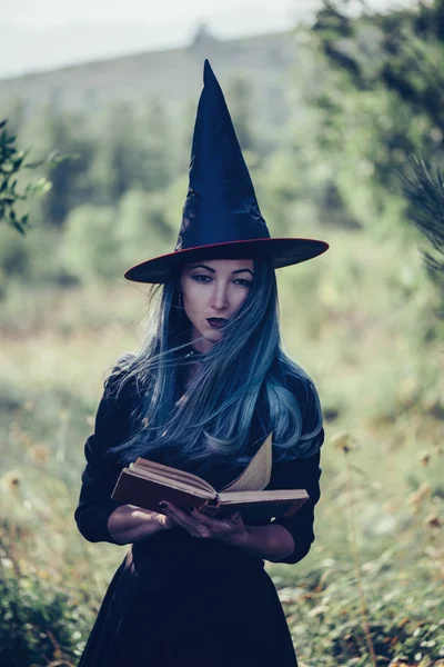 A könyv szabadtéri boszorkány — Stock Fotó