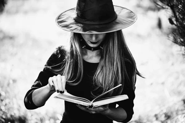 若い魔女の本を読んで. — ストック写真