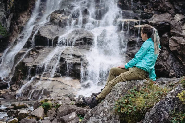 Žena se těší pohled na vodopád — Stock fotografie