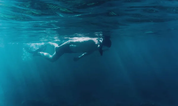 Buceador nadando bajo el agua — Foto de Stock