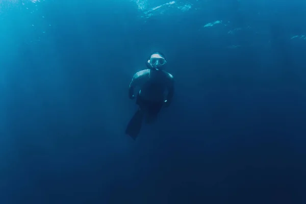 Фридайвер плавает в море — стоковое фото