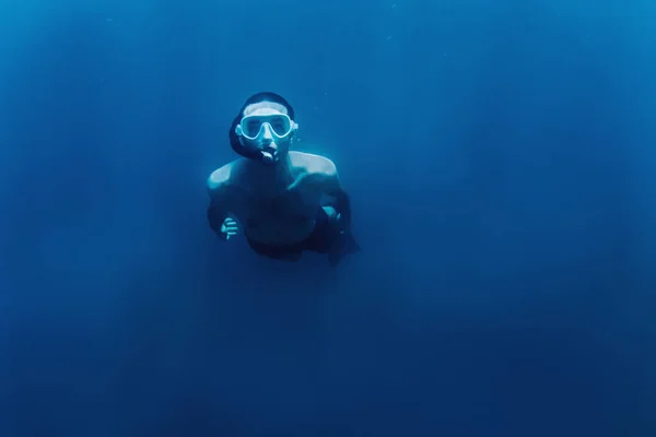 Freediver hombre nadando bajo el agua — Foto de Stock