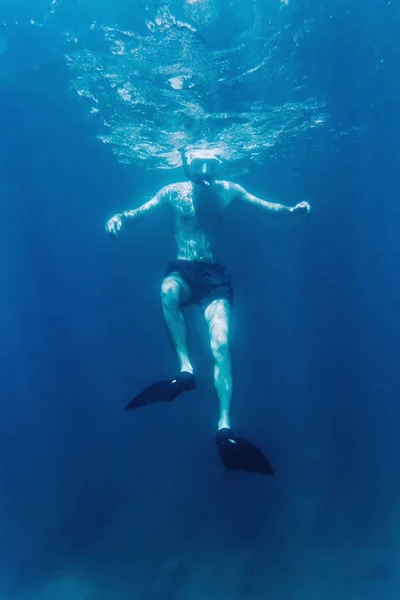 Homem mergulhando com respingo — Fotografia de Stock