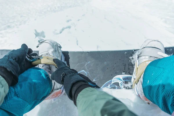 Az ember az ő snowboard elhelyezés — Stock Fotó