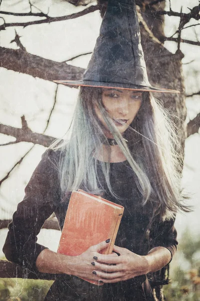 Jeune sorcière avec livre — Photo
