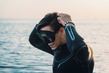 Maske koyarak dalgıç