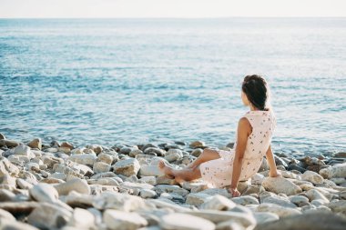 Pebble Kıyısı'istirahat kadın