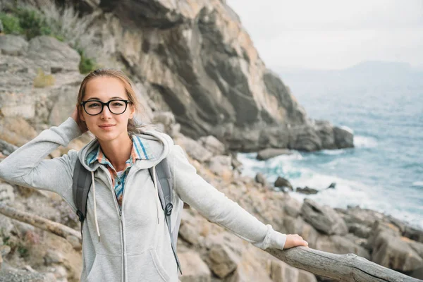 Beautiful traveler on coast — Stock Photo, Image