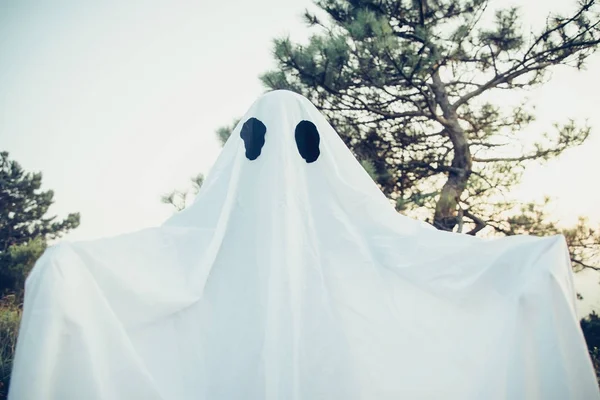 Ürkütücü beyaz hayalet — Stok fotoğraf