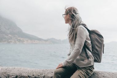 Kıyısında oturan Gezgin