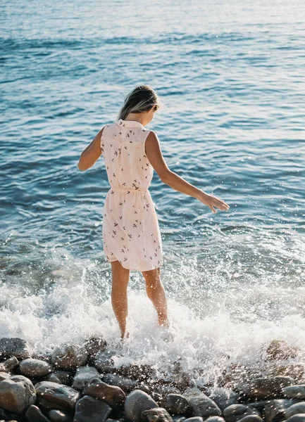 Jonge vrouw en zee — Stockfoto