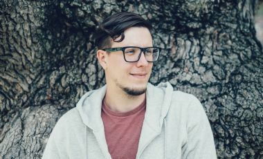 Gözlüklü genç adam 