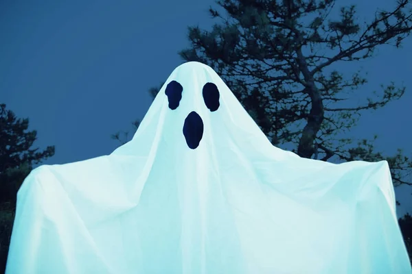 Spooky ghost in de nacht — Stockfoto
