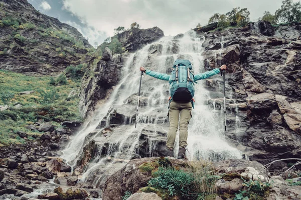 Wanderin und Wasserfall — Stockfoto