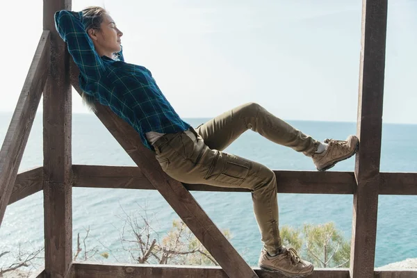 Frau ruht sich auf Holzterrasse aus — Stockfoto