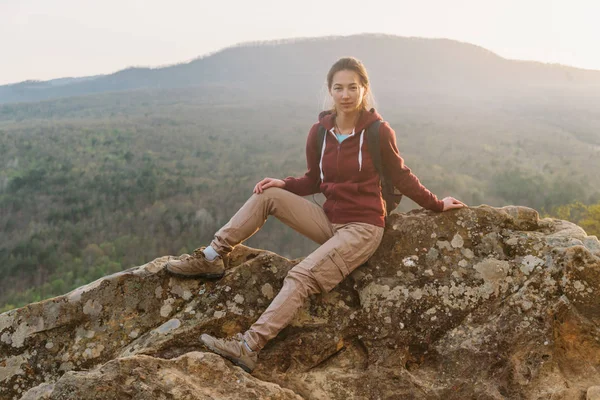 Voyageur assis sur le rocher — Photo