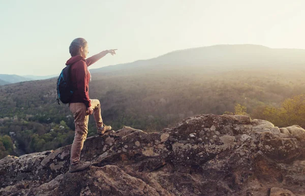 Exploradora femenina en las montañas — Foto de Stock