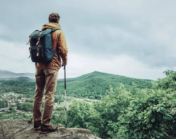 Excursionista con bastones de trekking — Foto de Stock