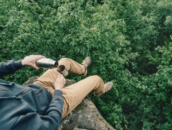 Viaggiatore versando tè da thermos — Foto Stock