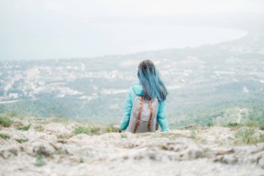Dağ ve deniz defne, dikiz seyir tepe üzerinde oturan backpacker genç kadın