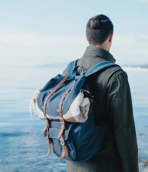 Oigenkännlig Traveler Ung Man Med Ryggsäck Ute Till Havs — Stockfoto