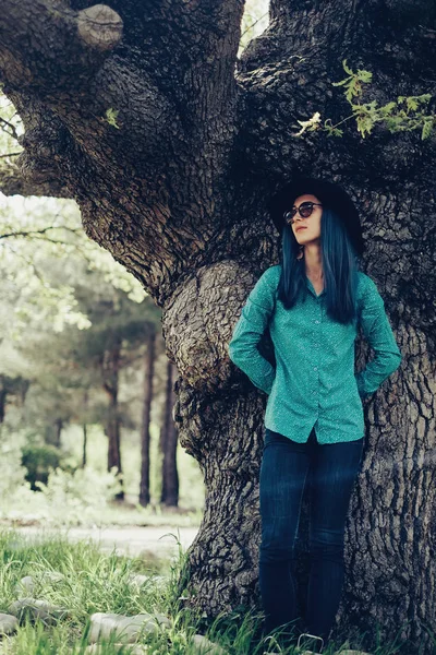 Jovem Estilo Casual Com Cabelo Azul Perto Carvalho — Fotografia de Stock