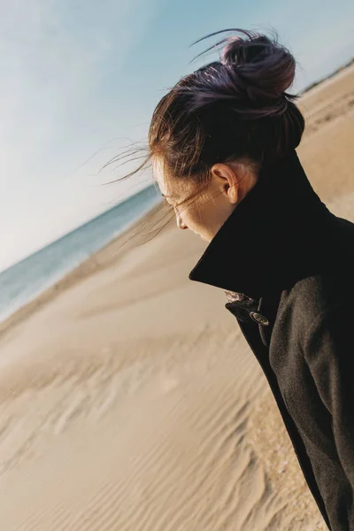 Jonge Vrouw Jas Dragen Lopen Zand Strand Terwijl Zee — Stockfoto