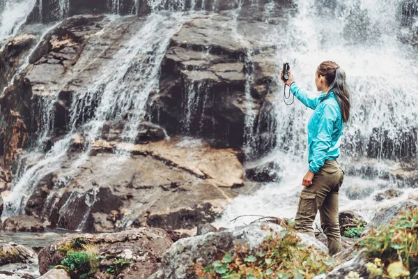 Žena Směr Hledání Kompasem — Stock fotografie