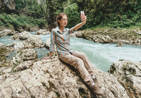 Taş Üzerine Oturan Dağ Nehri Yakınında Smartphone Ile Kendi Portresi — Stok fotoğraf