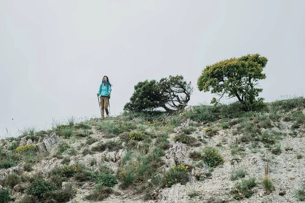 Mochileiro Feminino Com Postes Trekking Andando Nas Montanhas — Fotografia de Stock