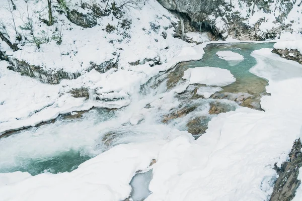 Río Montaña Que Fluye Entre Bancos Nieve —  Fotos de Stock