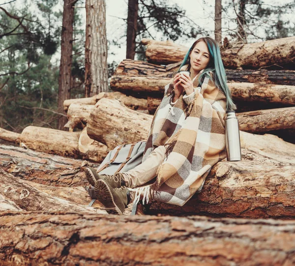 Mujer bebiendo té al aire libre — Foto de Stock