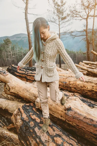 Mujer caminando en troncos de árbol — Foto de Stock