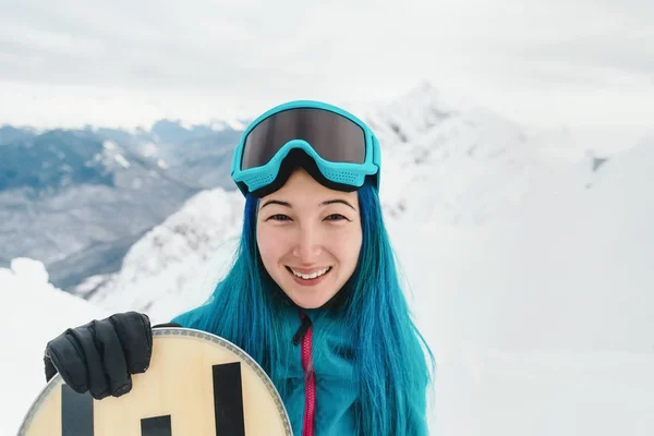 Vrolijke snowboarder in winter bergen — Stockfoto