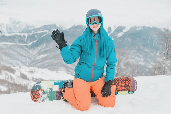 Dağın tepesinde snowboardçu — Stok fotoğraf