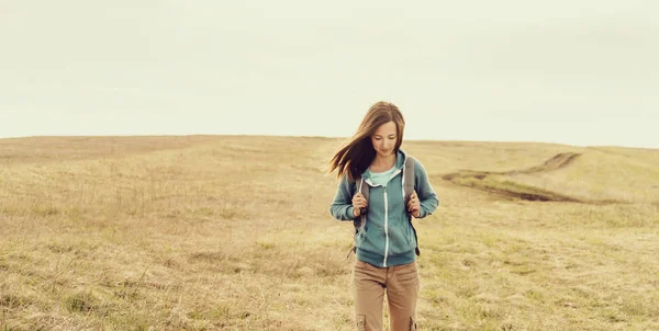 Backpacker gå på ängen — Stockfoto