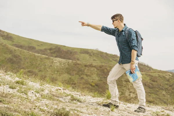 Backpacker uomo a piedi all'aperto — Foto Stock